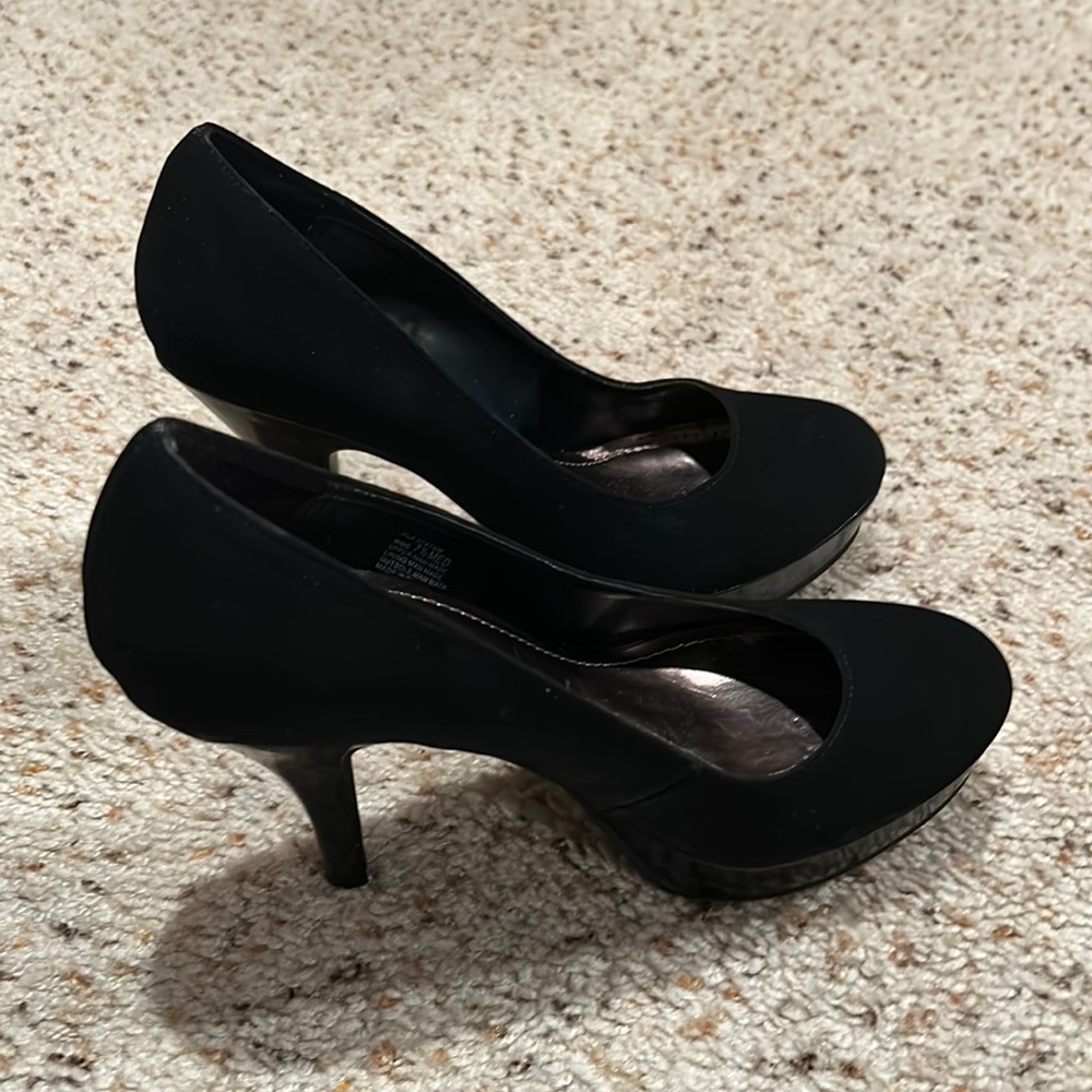 Woman’s black suede pumps size 8 brand (unlisted) 4 inch heel